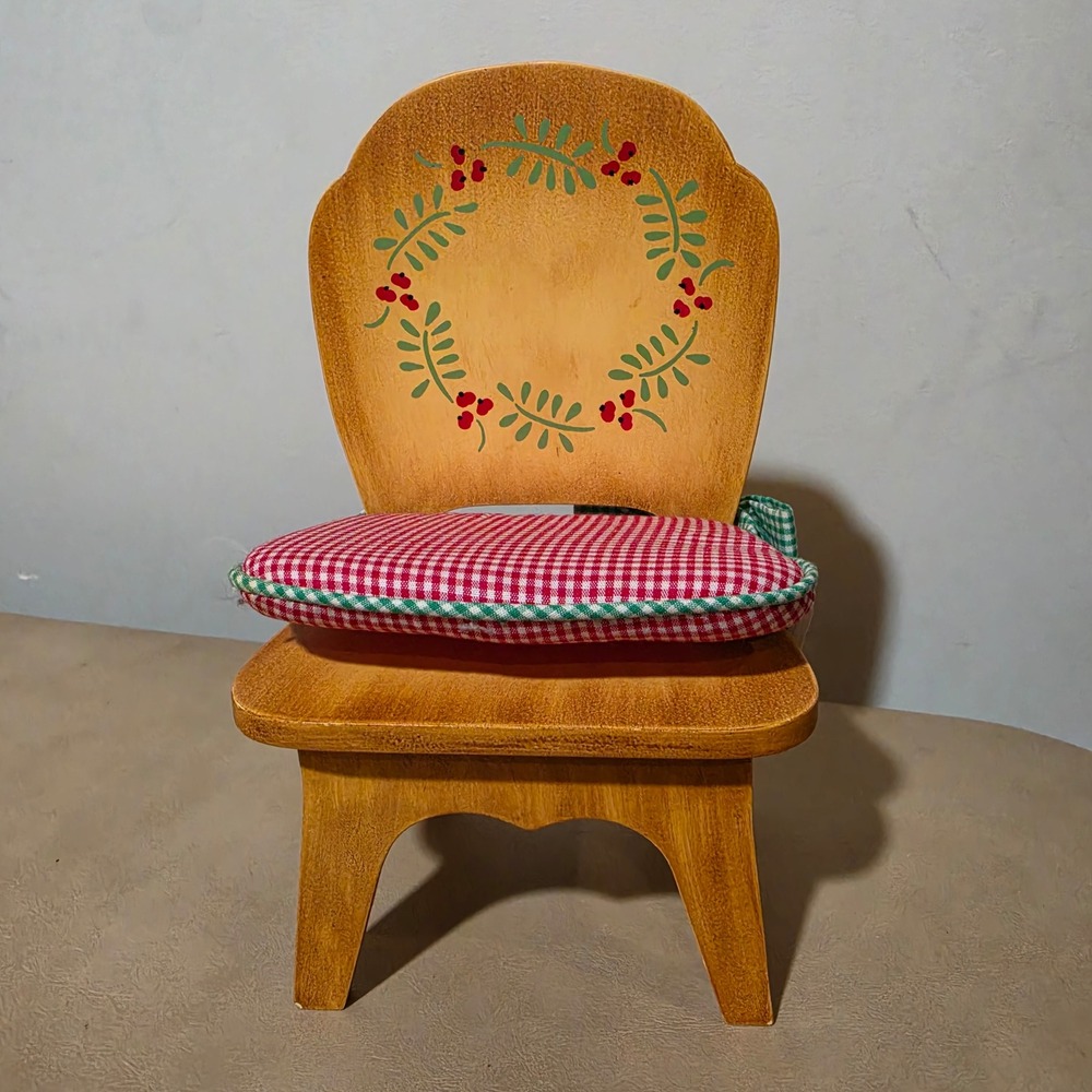 North American Bear Co Muffy VanderBear Wooden Chair Berry Wreath Cushion 1995 - Picture 2 of 12